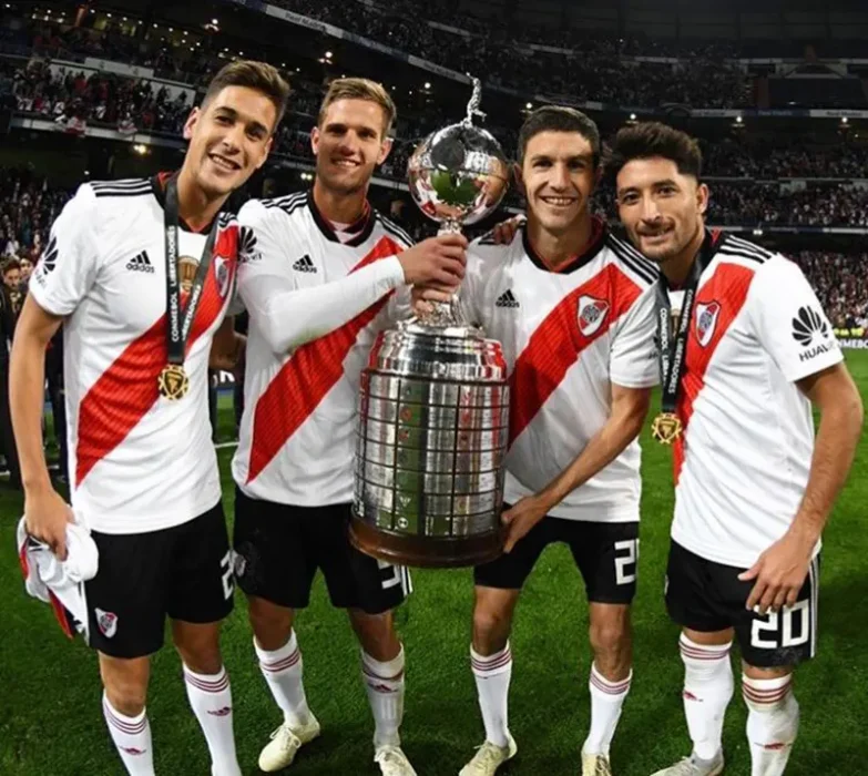 Zuculini y otros jugadores con la Copea Libertadores ganada ante Boca en el Bernabeu