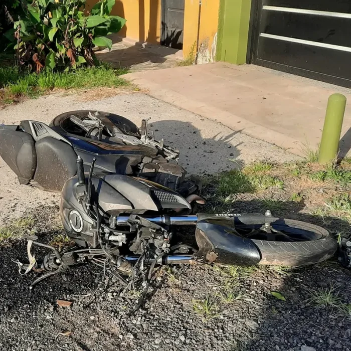 La moto que manejaba la víctima quedó tirada sobre una vereda, al costado de la ruta.