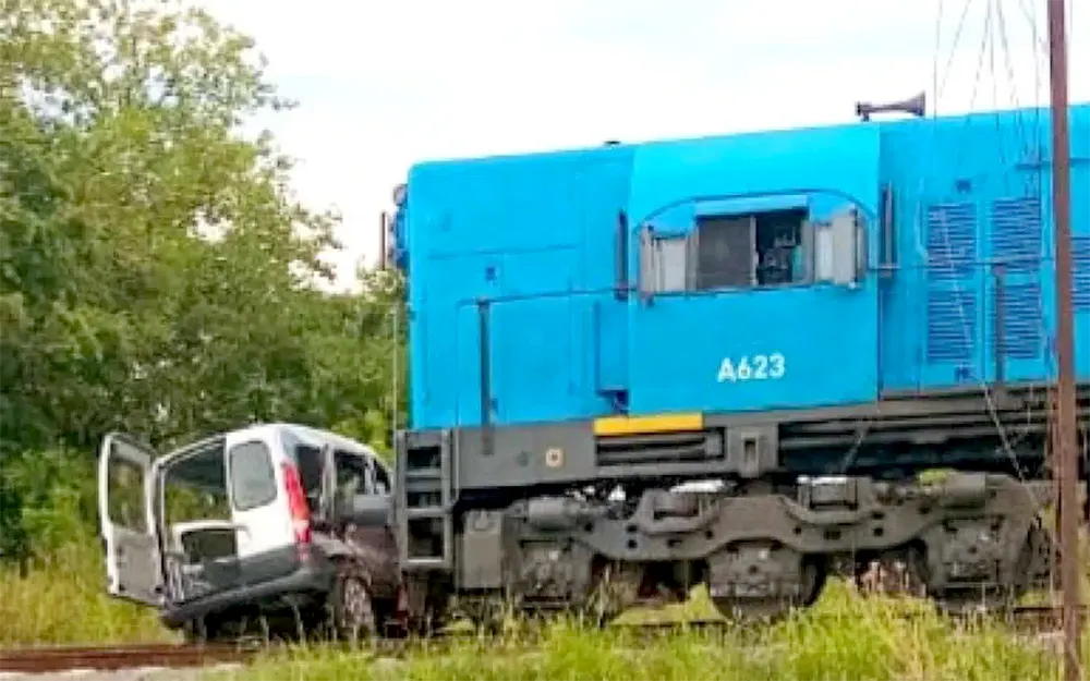 Grave accidente en un paso a nivel de Matheu: tren arrolló a una camioneta
