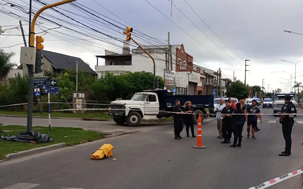 Accidente fatal en Matheu: motociclista murió atropellado por un camión