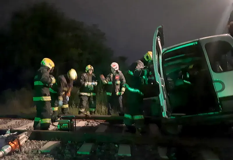 bomberos trabajando en el lugar del accidente