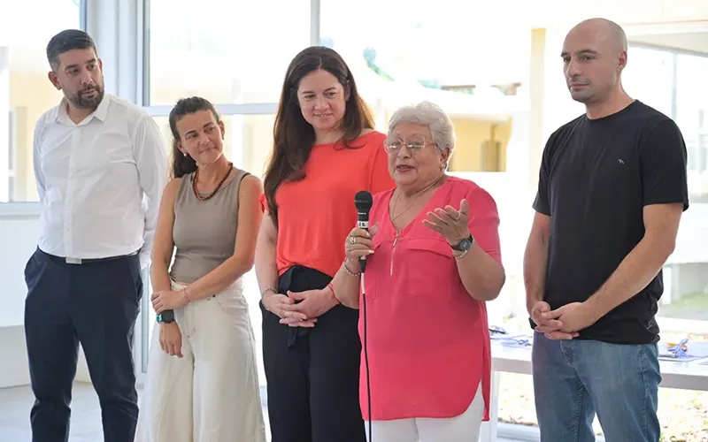 autoridades municipales y una vecina beneficiaria de PAMI hablando en el acto