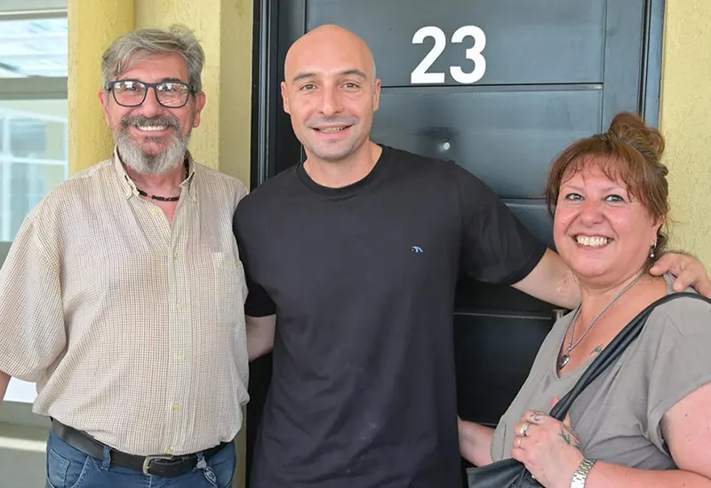 el intendente interino Carlos Ramil junto a beneficiarios de PAMI