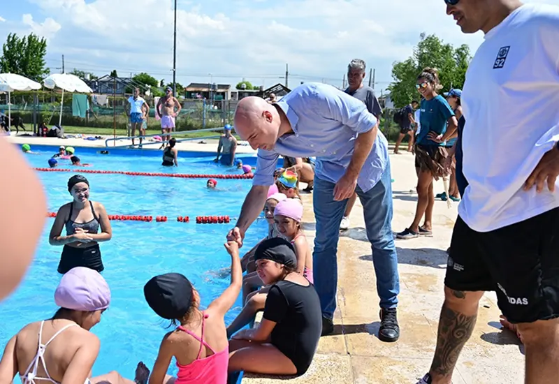 El intendente interino saluda a los chicos que participan de la colonia
