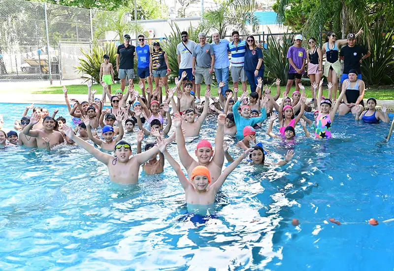 chicos y funcionarios en la colonia de los polideportivos