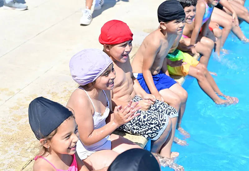 chicos en la colonia de los polideportivos