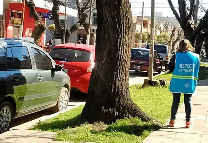 una inspectora de tránsito verifica el pago del estacionamiento