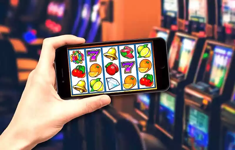 juegos-online pantalla de celular con juegos online, con el fondo de un casino