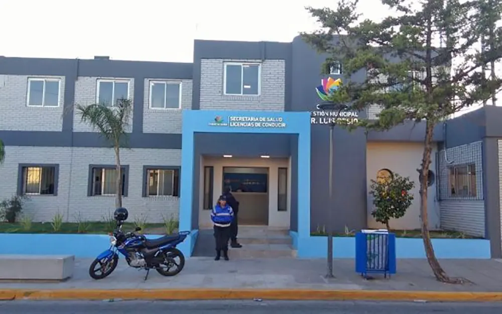 Rompió el vidrio de una oficina pública de Garín y le pegó a una mujer policía