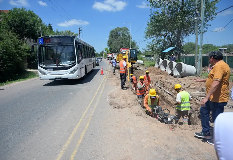 trabajos sobre la ruta 26 y calke Echeverría