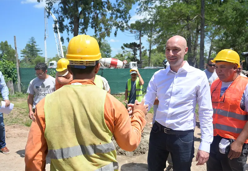Ramil saluda a un operario
