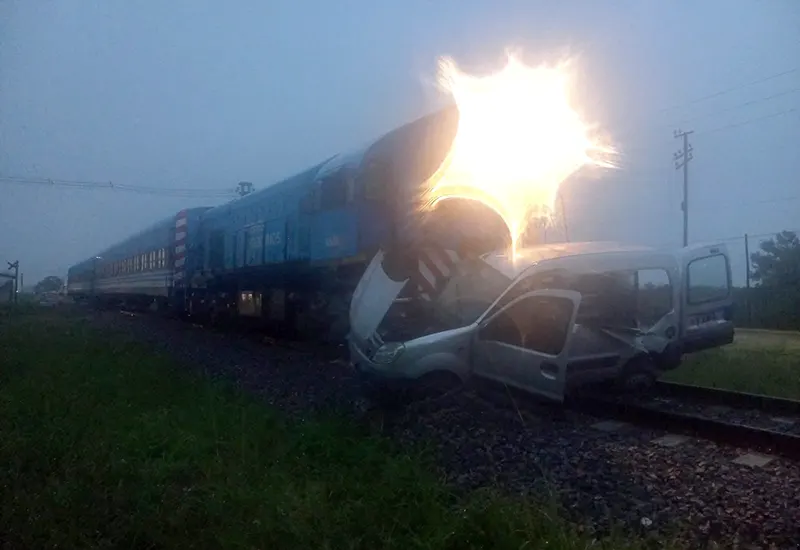 el tren arrastró a la camioneta a 20 metros del paso a nivel