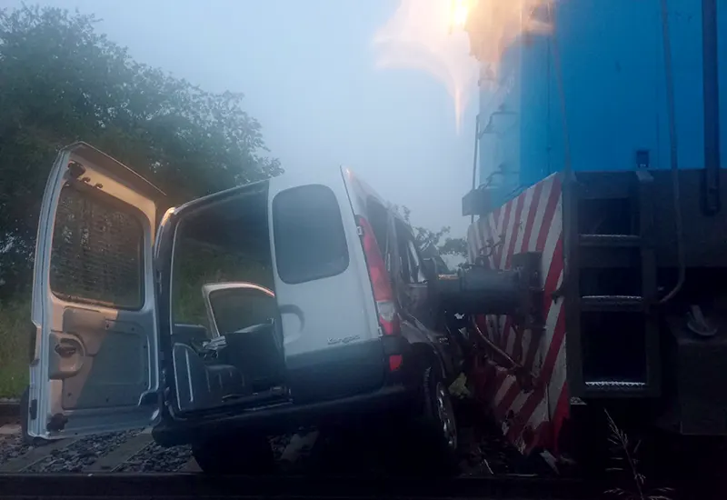 el tren impactó contra el lado del acompañante de la camioneta