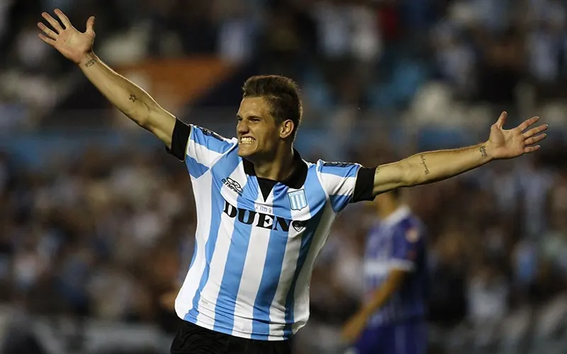 Zuculini festeja uno de sus goles con la remera de Racing