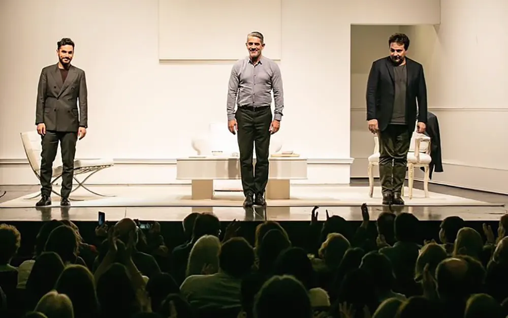 los actores de ART saludan al público