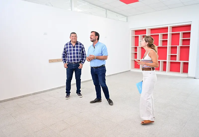 el intendente y funcionarios recorren el establecimiento