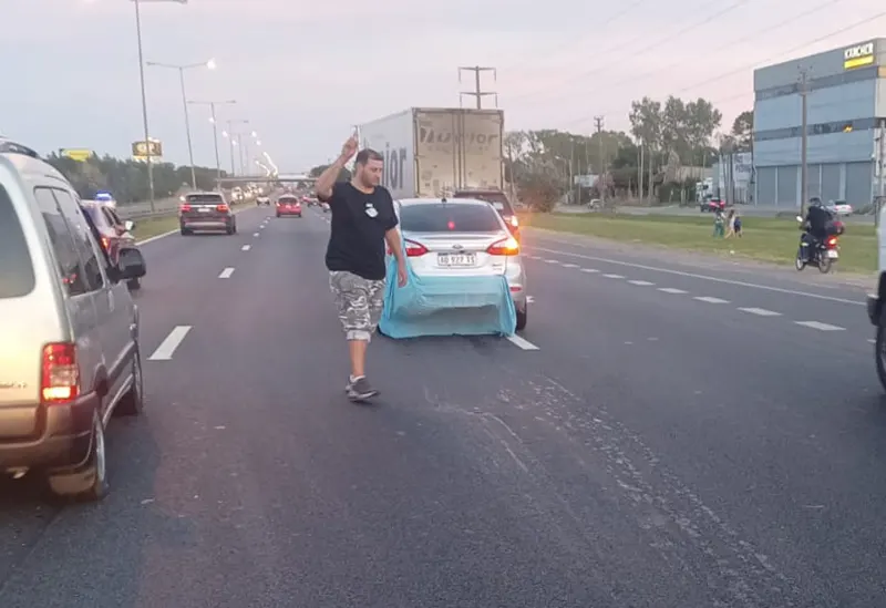 el cuerpo del motociclista quedó debajo del auto, en medio de la autopista