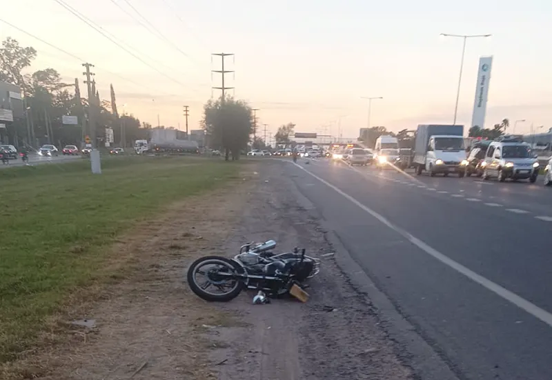 la moto de la víctima quedó tirada sobre la banquina