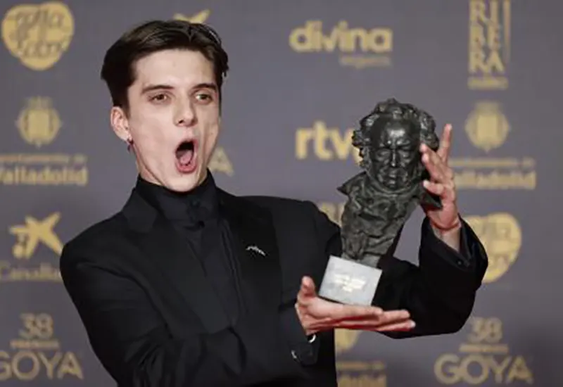 Matías Recalt muestra el Premio Goya