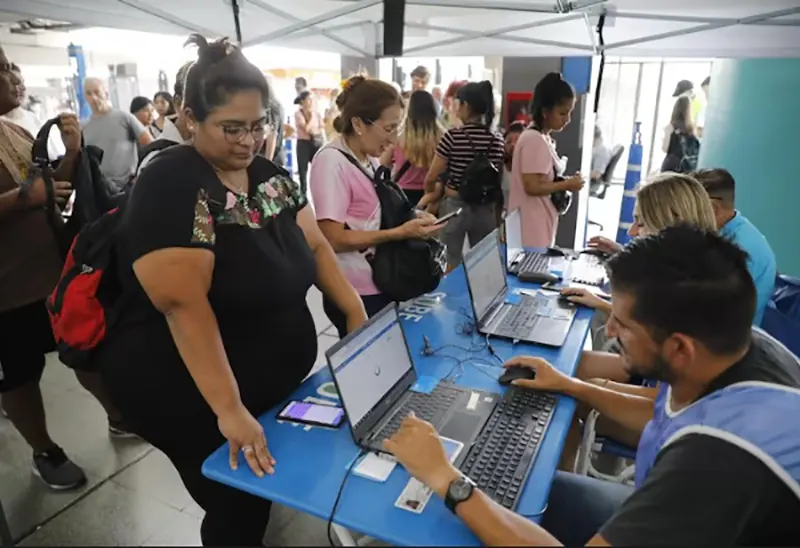 gente registrando la SUBE en la estación de Once