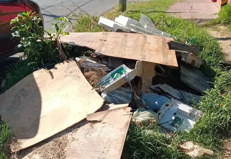 basura acumulada en la vereda