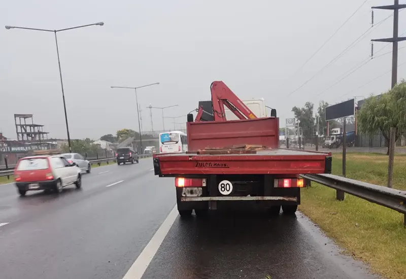 camión que atropelló a la joven, a un costado de la autovía