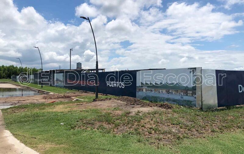 cartelería de obra en el futuro predio de Jumbo