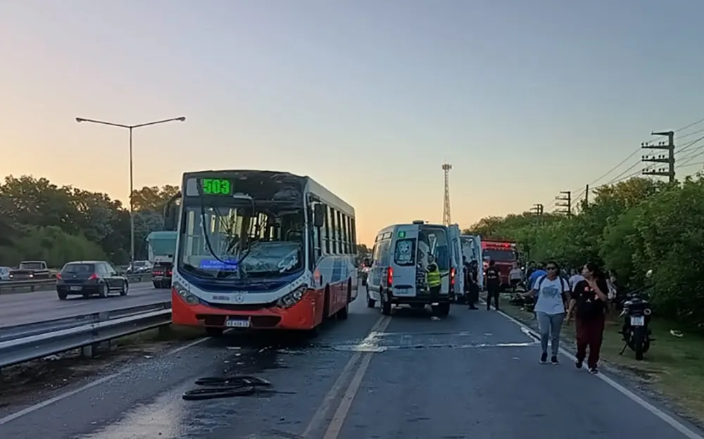 Violento choque de colectivos sobre la Colectora Este: 17 pasajeros heridos