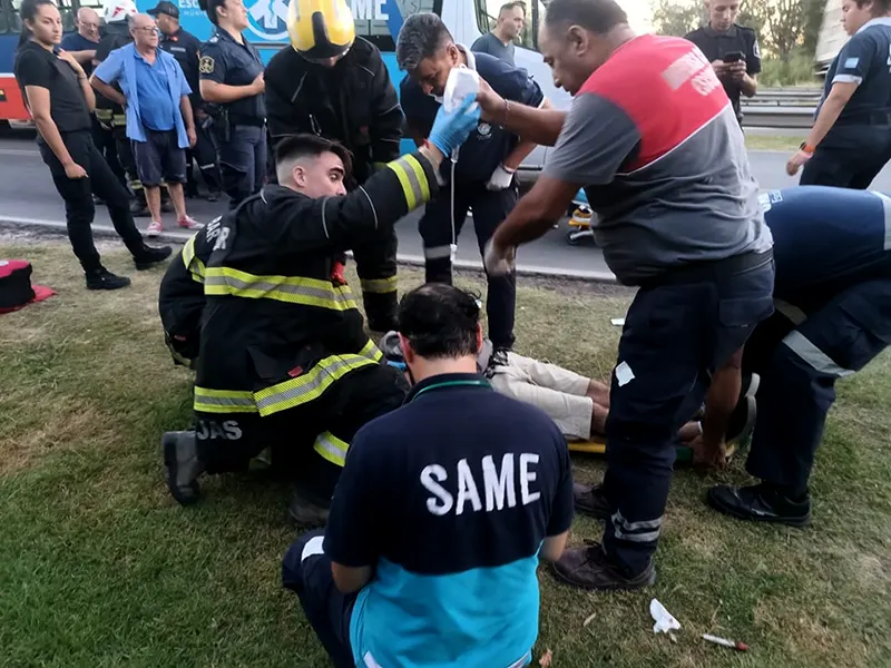 personal de bomberos y de SAME asisten a los pasajeros de los colectivos
