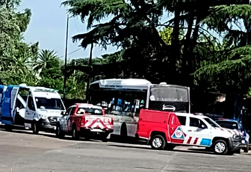 Dos ambulancias y personal de Defensa Civil rodean al colectivo