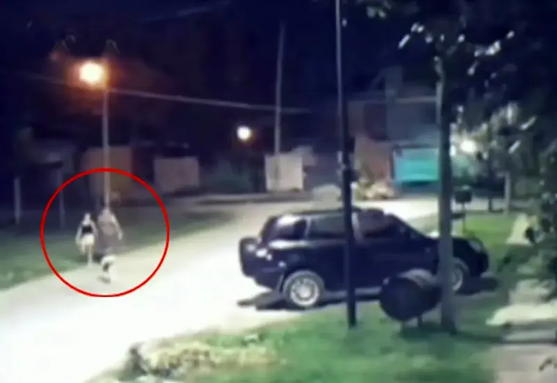 cámara de seguridad que muestra a la menor caminando por la calle junto a su madre