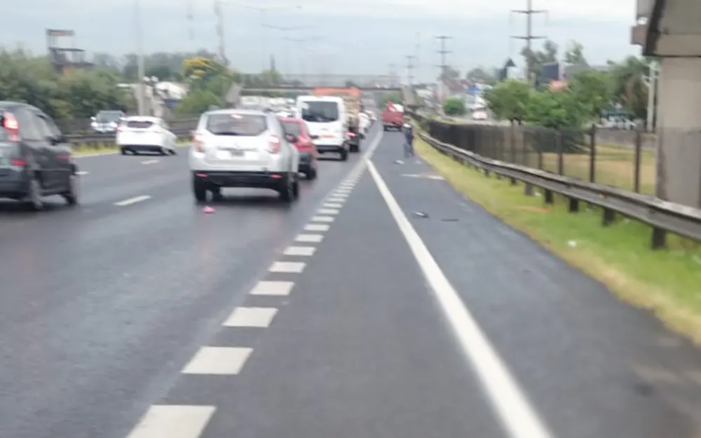 Una mujer se arrojó desde una pasarela en Garín y la atropelló un camión