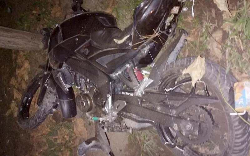 la moto en la que circulaba el joven quedó destrozada por el impacto
