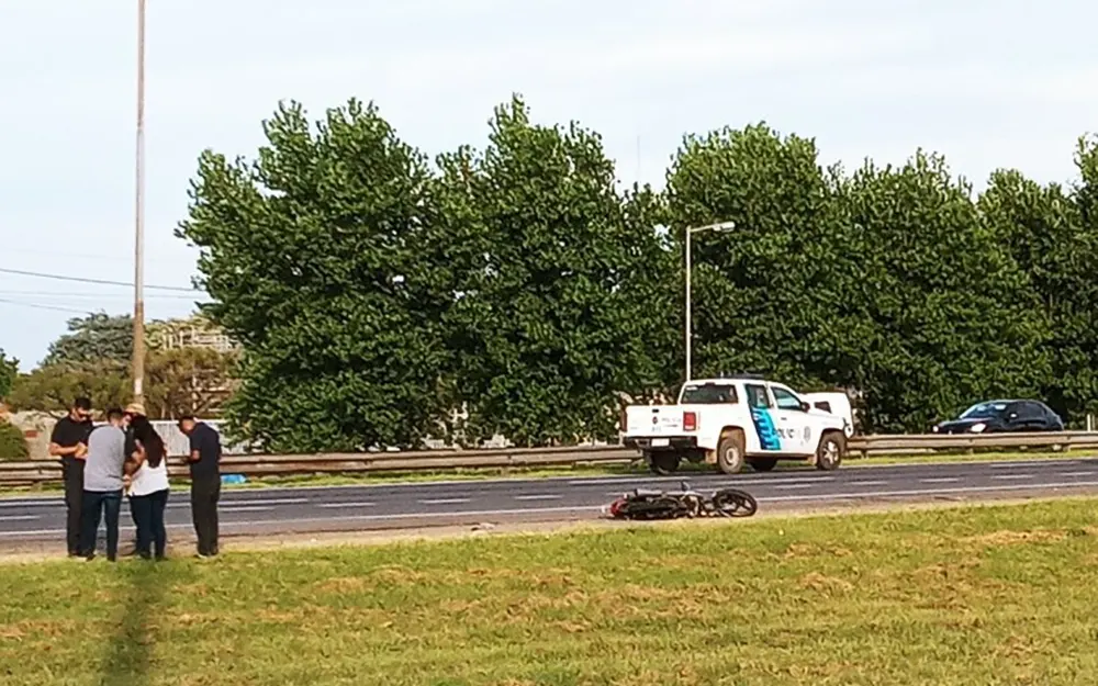 Motociclista murió atropellado por un auto a metros del puente de Garín