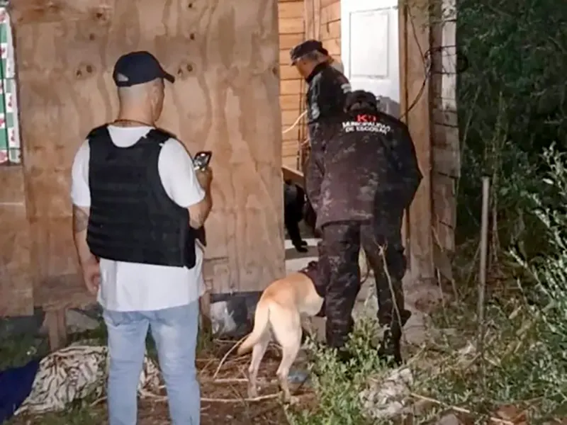 policías durante el allanamiento