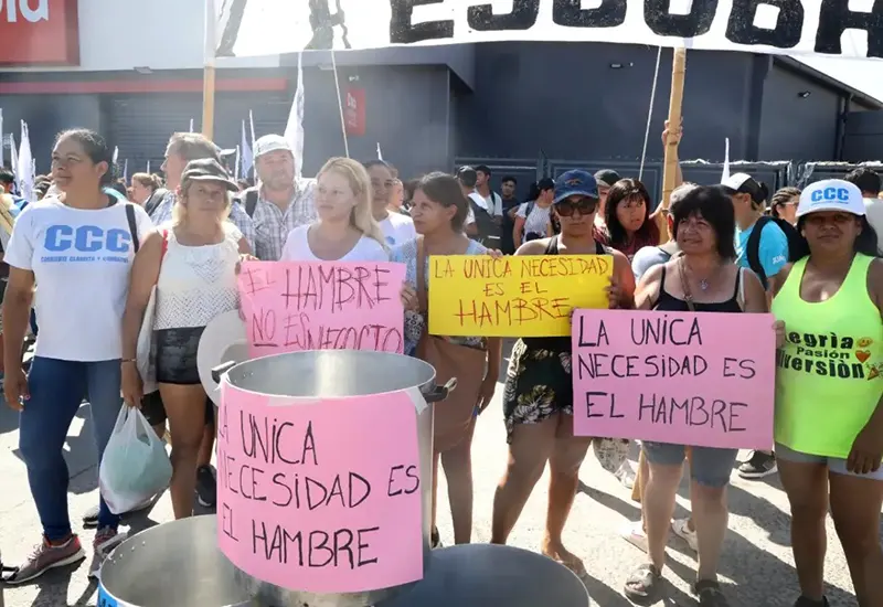 militantes de la UTEP con carteles y cacerolas frente al supermercado DIA 