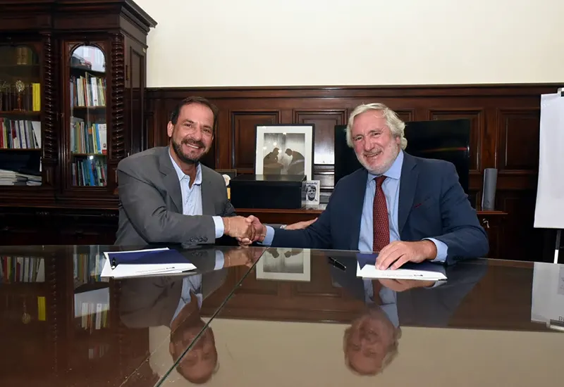 Sujarchuk y Conte-Grand se dan la mano y sonríen tras firmar el acuerdo para crear la Ayudantía Fiscal de Drogas