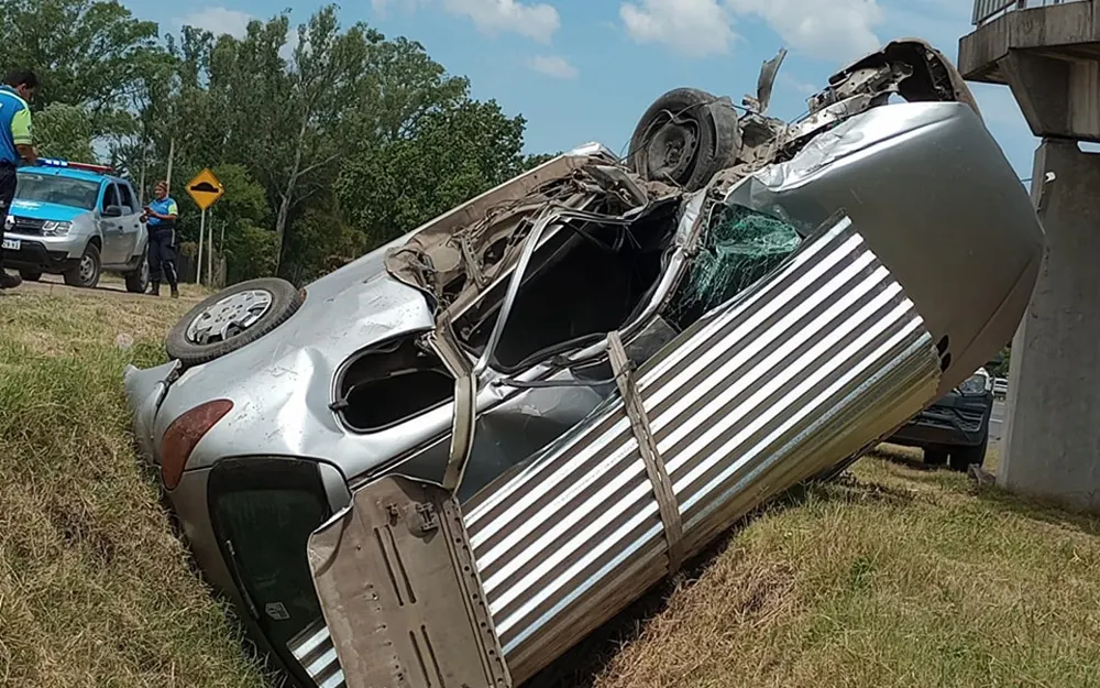 auto volcado en el zanjón