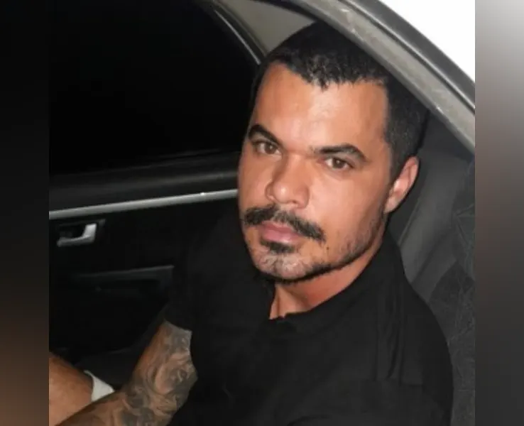 Antonio Inacio Da Silva Neto, esposado en un patrullero