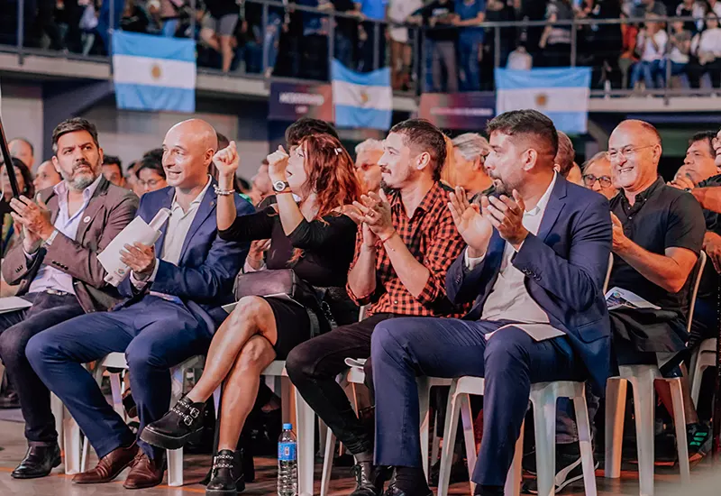 funcionarios en la primera fila durante la apertura de las sesiones del Concejo
