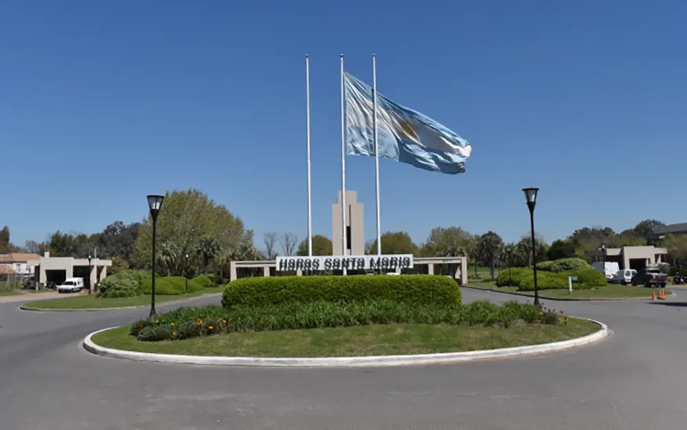 Delincuentes encapuchados asaltaron una vivienda de un country de Loma Verde