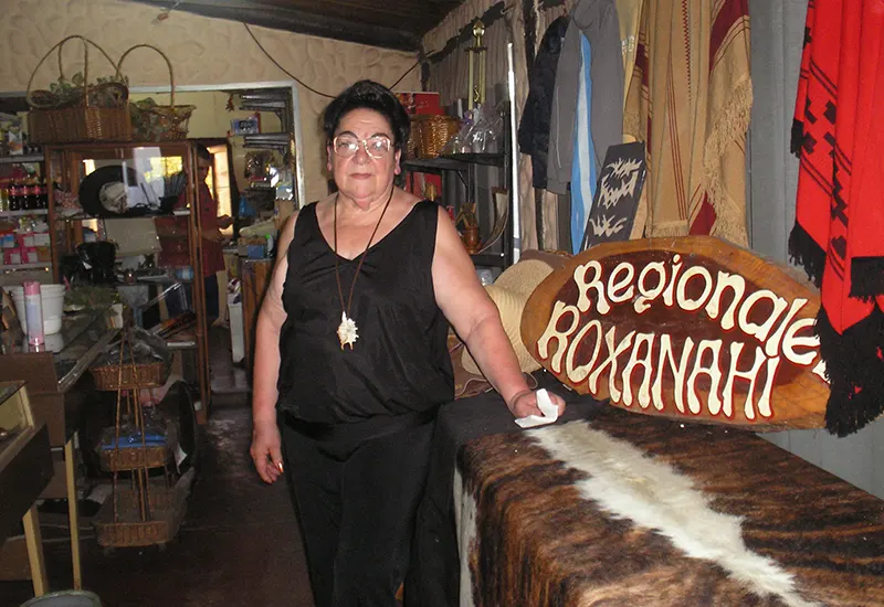Olga Mori en su comercio de productos regionales