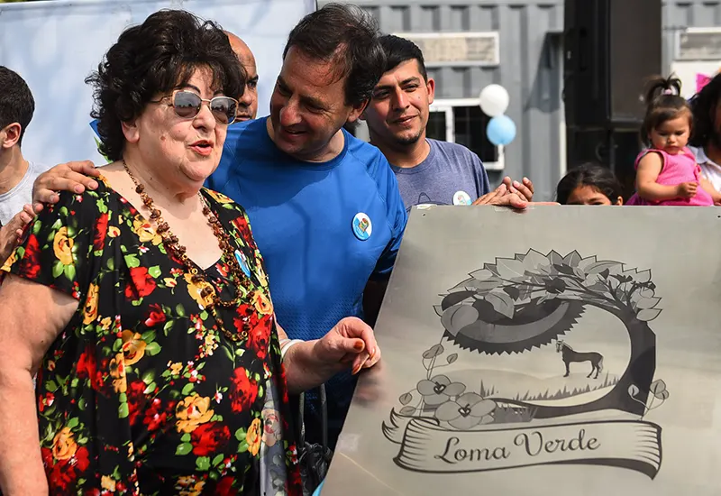 El día que Sujarchuk la distinguió por ser la autora del escudo de Loma Verde