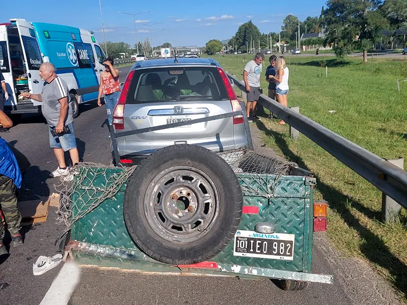 sobre la banquina, el tráiler embestido por los motociclistas en el accidente