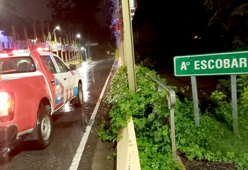 Defensa Civil en el puente La Arenera de Maschwitz