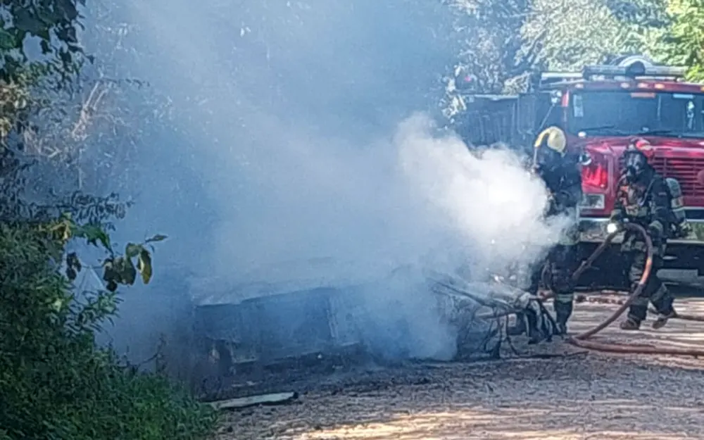 auto incendiándose después de la explosión