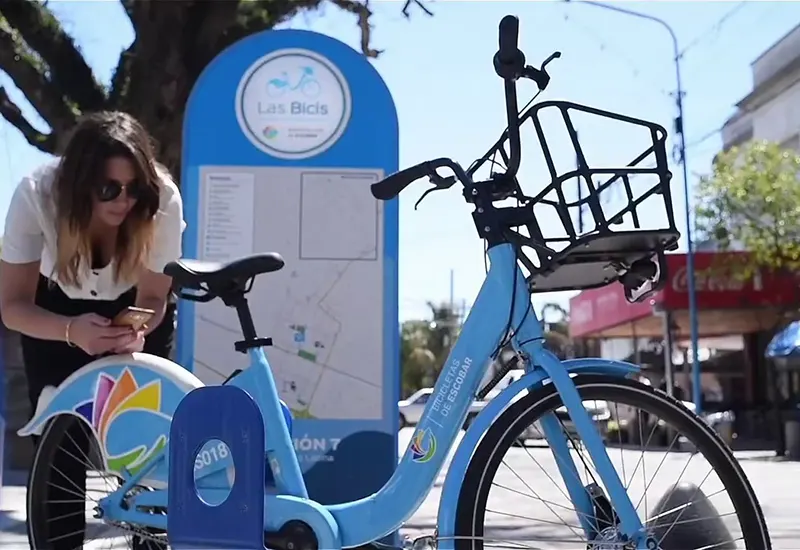 una usuaria desbloquea la bicicleta escaneando el QR con su celular