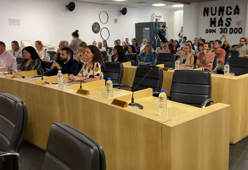 bancas vacías en la sesión por el Día de la Memoria