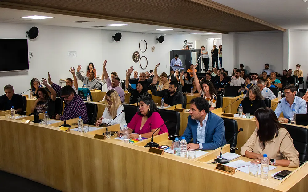 Doble y tensa jornada en el Concejo Deliberante: cruces y bancas vacías