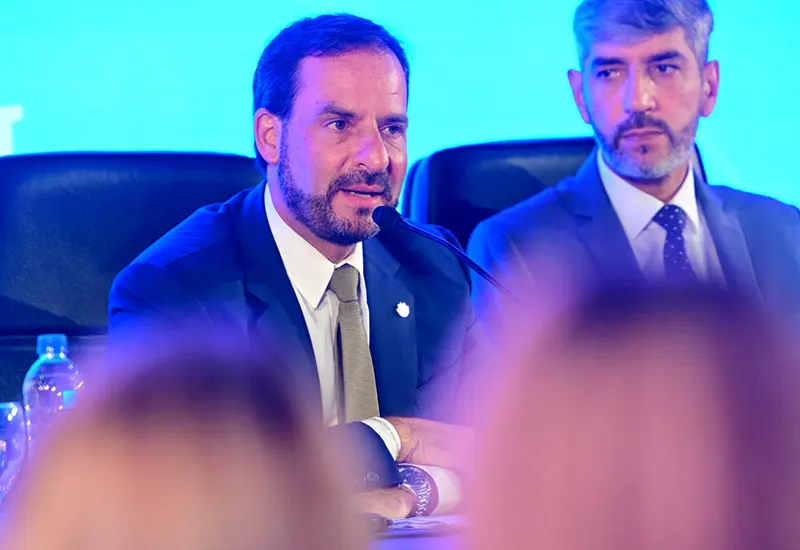 Suajrchuk hablando, observado por Luis Carranza. secretario legislativo del Concejo